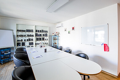 Meetingraum und Balkon Ansicht